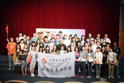 导演李三义,主演蒋昌义(第二排中间)与北京交通大学师生合影留念